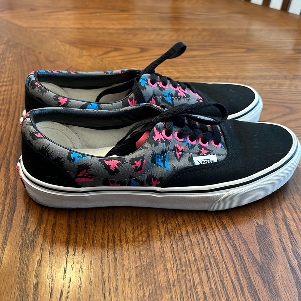 Like New Vans Custom Design Shoes, women’s 8 1/2!